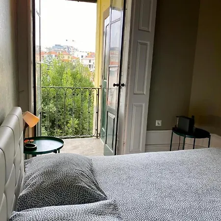 Room In Guest Room - Yellow House - Family Bedroom 2 Bunk Beds And Double Bed Porto