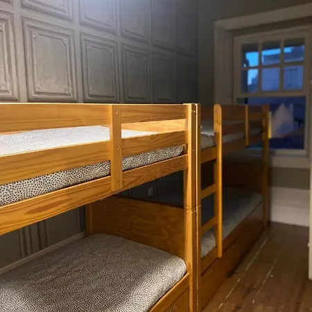 Room In Guest Room - Yellow House - Family Bedroom 2 Bunk Beds And Double Bed Porto *