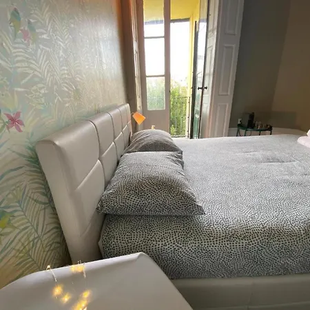 Room In Guest Room - Yellow House - Family Bedroom 2 Bunk Beds And Double Bed Porto Penzion Porto
