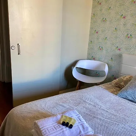 Room In Guest Room - Yellow House - Family Bedroom 2 Bunk Beds And Double Bed Porto Penzion Porto